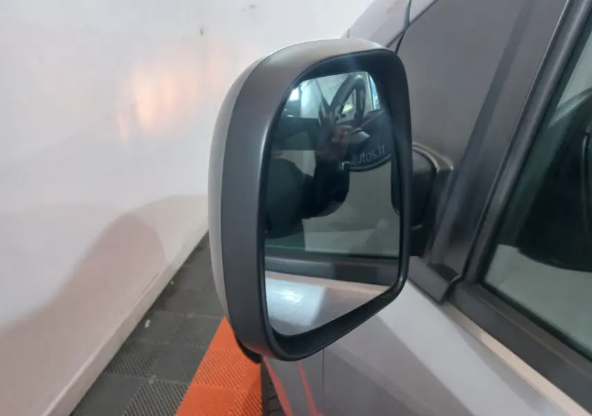 Rétroviseur côté gauche du Peugeot Traveller gris clair 2021, vue rapprochée avec reflet intérieur du véhicule.