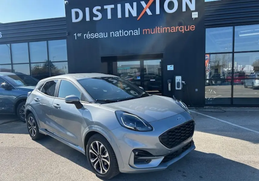 Ford Puma gris Magnetic en 3/4 avant droit, avec jantes alliage et calandre noire distinctive ST-Line.