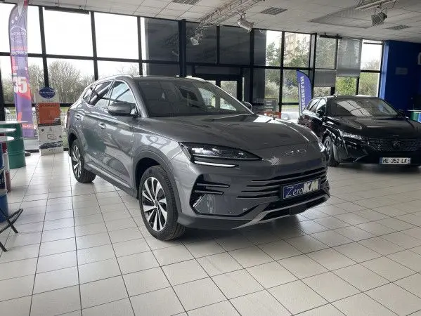 Vue 3/4 avant d'un BYD SEAL U TIME GREY 2025 en hybride rechargeable, avec jantes alliage et éclairage LED showroom.