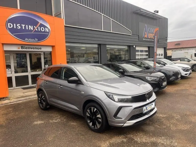 Opel Grandland gris Kontrast métallisé en 3/4 avant droit, avec jantes alu et calandre noire distinctive.
