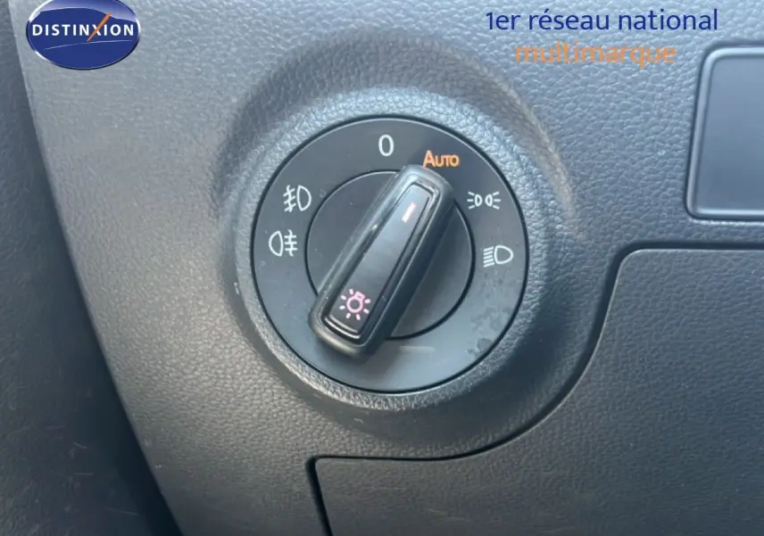 Gros plan sur la molette de commande des phares dans l’habitacle du SEAT Arona 2025, finition Style Special Edition.