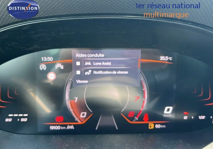 Tableau de bord numérique du SEAT Arona 2025 affichant aides à la conduite, vitesse et température extérieure.