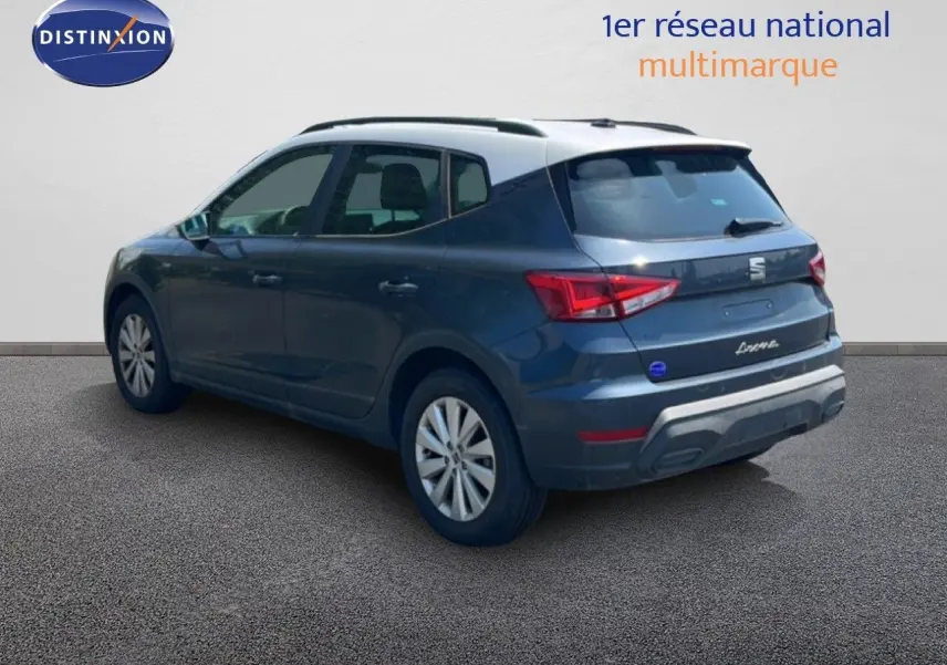 SEAT Arona 2025 gris Magnetic Metal avec toit blanc, vue 3/4 arrière côté gauche, feux arrière LED visibles.