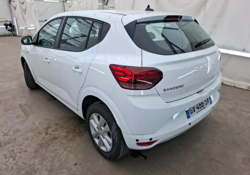 Vue 3/4 arrière droite d'une Dacia Sandero blanche 2024 avec feux LED et enjoliveurs Flex 15 pouces.