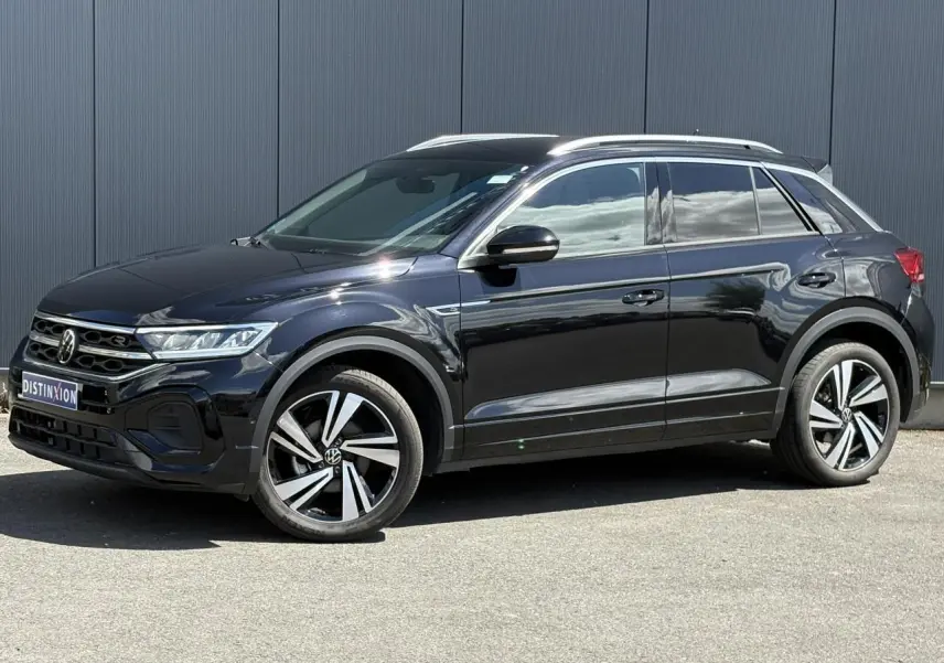 Volkswagen T-Roc noir intense en 3/4 avant droit, avec jantes alliage 18" Nevada et logo R-Line sur calandre.