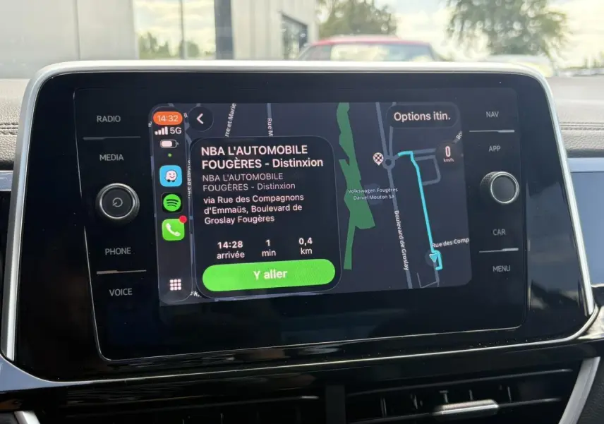 Écran tactile central du Volkswagen T-Roc 2025 affichant la navigation Apple Car Play en intérieur.