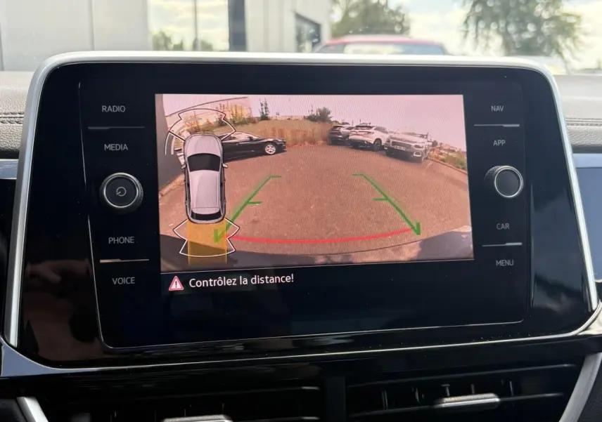 Écran tactile intérieur affichant la caméra de recul du Volkswagen T-Roc noir intense avec aides au stationnement.