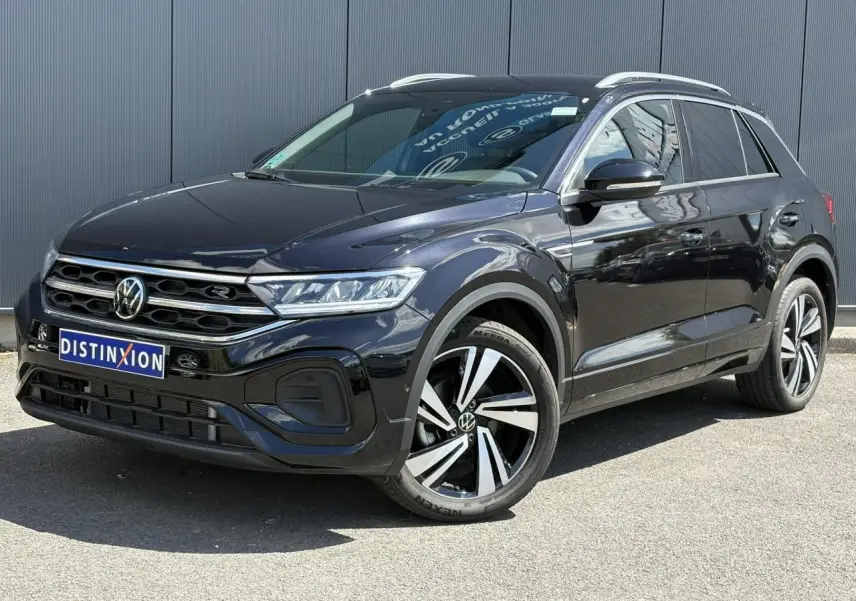 Volkswagen T-Roc 1.5 TSI R-Line noir intense en 3/4 avant droit avec jantes alliage 18 pouces Nevada.