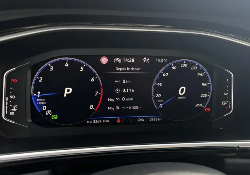 Vue rapprochée du combiné d'instruments digital du Volkswagen T-Roc 2025, affichage numérique clair et moderne.