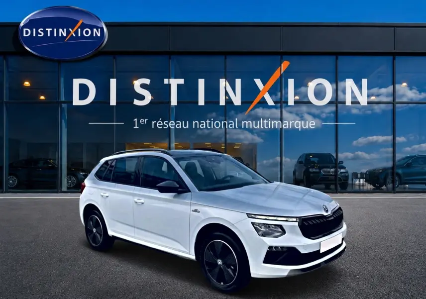 SKODA KAMIQ blanc nacré en 3/4 avant droit, avec toit noir et jantes alliage noires distinctives.