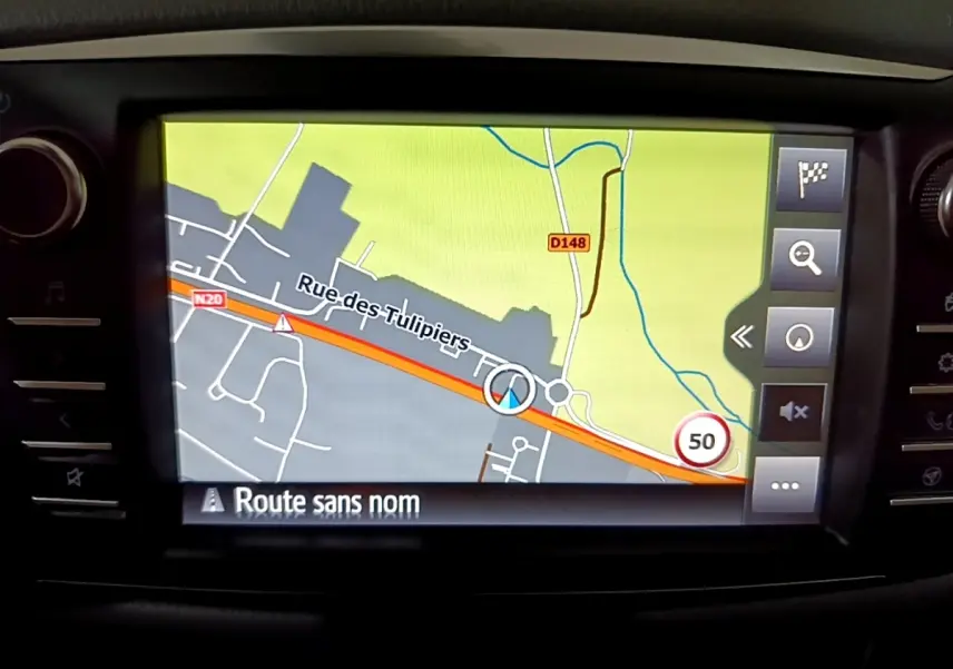 Écran tactile du système de navigation 7 pouces de la Toyota Yaris hybride, affichant une carte routière colorée.