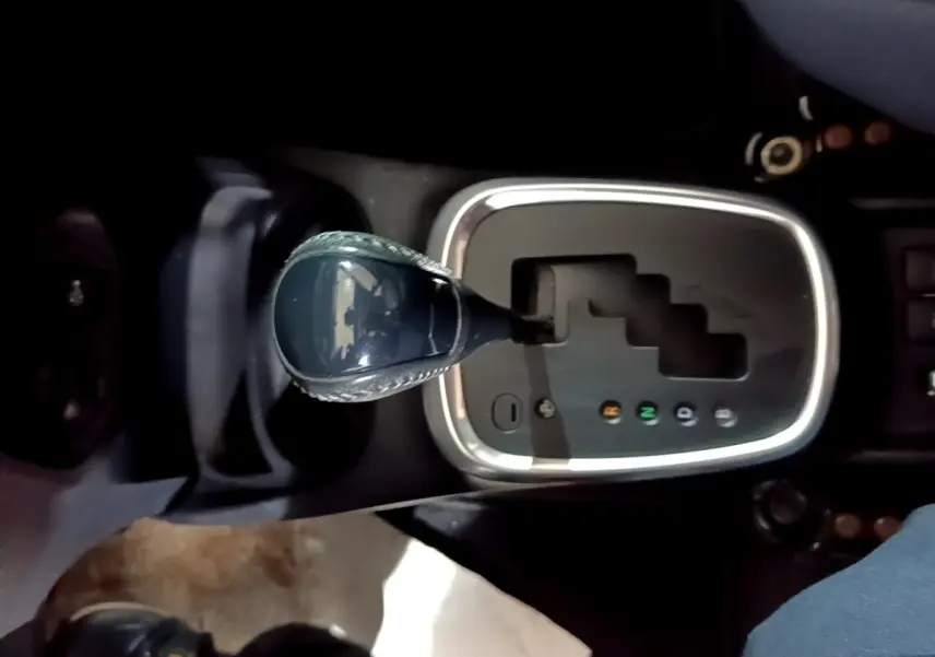 Le levier de vitesses automatique de la Toyota Yaris hybride 2019 vu de dessus avec son contour chromé.