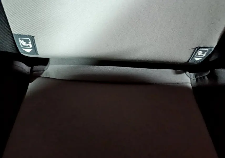 Gros plan sur la banquette arrière gris foncé de la Toyota Yaris 2019 avec étiquettes Isofix visibles.