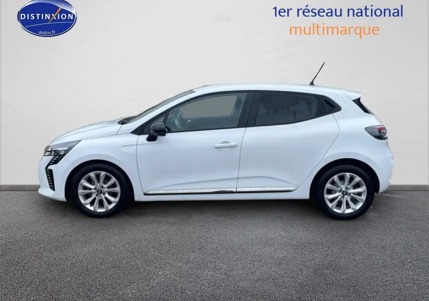 Profil droit d'une Renault Clio V blanche 2025 avec jantes alliage et rétroviseurs noirs contrastants.