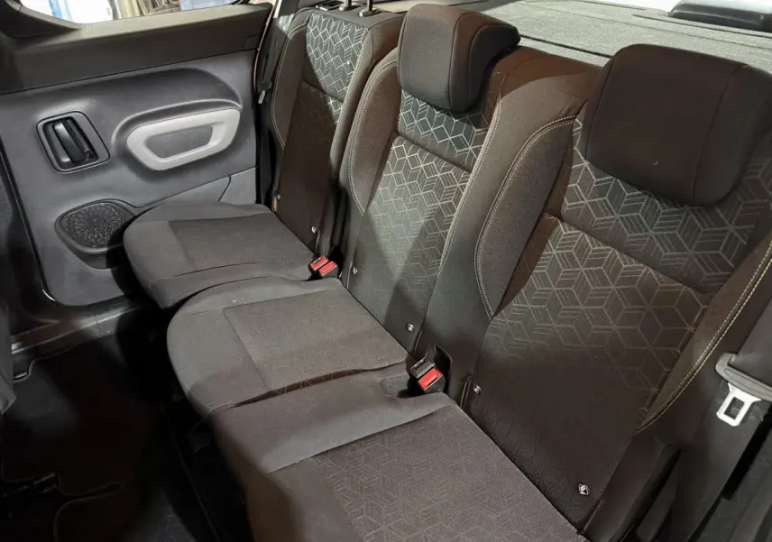 Vue intérieure de la banquette arrière noire avec motifs géométriques du Peugeot Rifter 2019 PureTech 110 S&S Active.