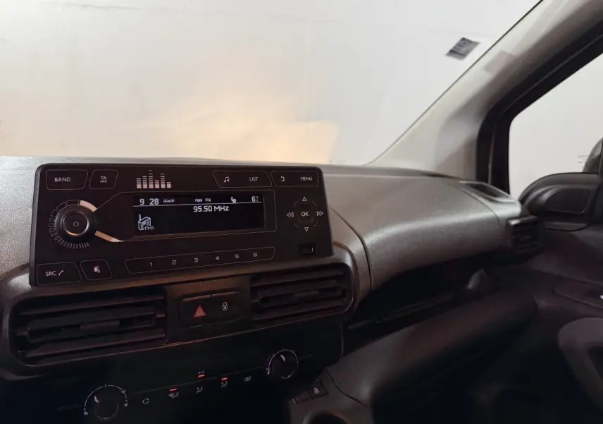 Vue intérieure du tableau de bord noir du Peugeot Rifter PureTech 110 S&S Active 2019, avec écran radio et aérateurs centraux.
