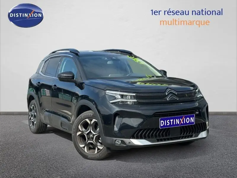 Citroën C5 Aircross noir Perla Nera vue 3/4 avant droit, avec calandre distinctive et jantes alliage bicolores.