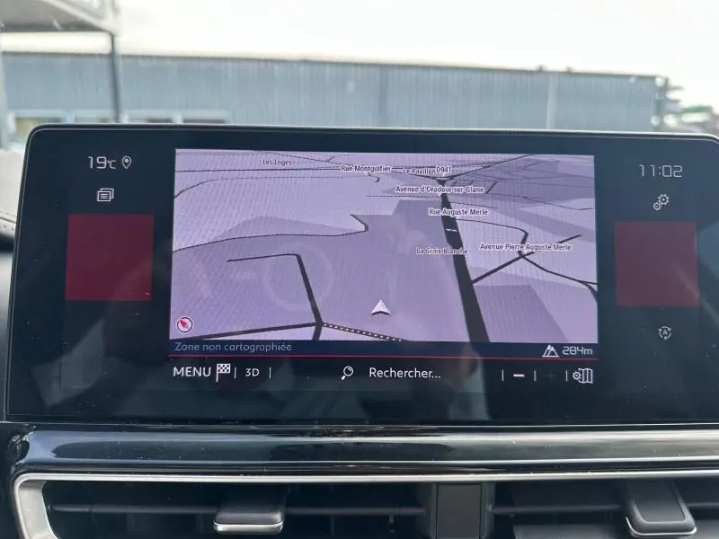 Écran tactile du système de navigation du Citroën C5 Aircross 2025, affichant une carte en 3D avec interface moderne.