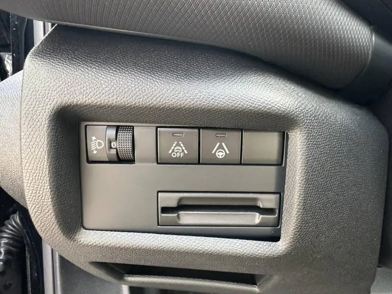 Gros plan sur les commandes d’aide à la conduite du tableau de bord du Citroën C5 Aircross noir Perla Nera 2025.