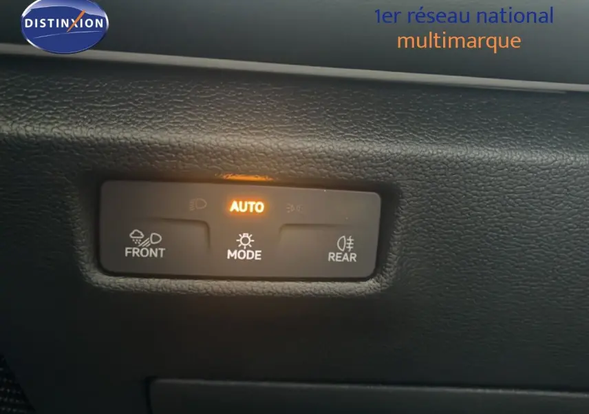 Gros plan sur le tableau de bord noir du Volkswagen Tiguan 2026 montrant les commandes d’éclairage automatiques.