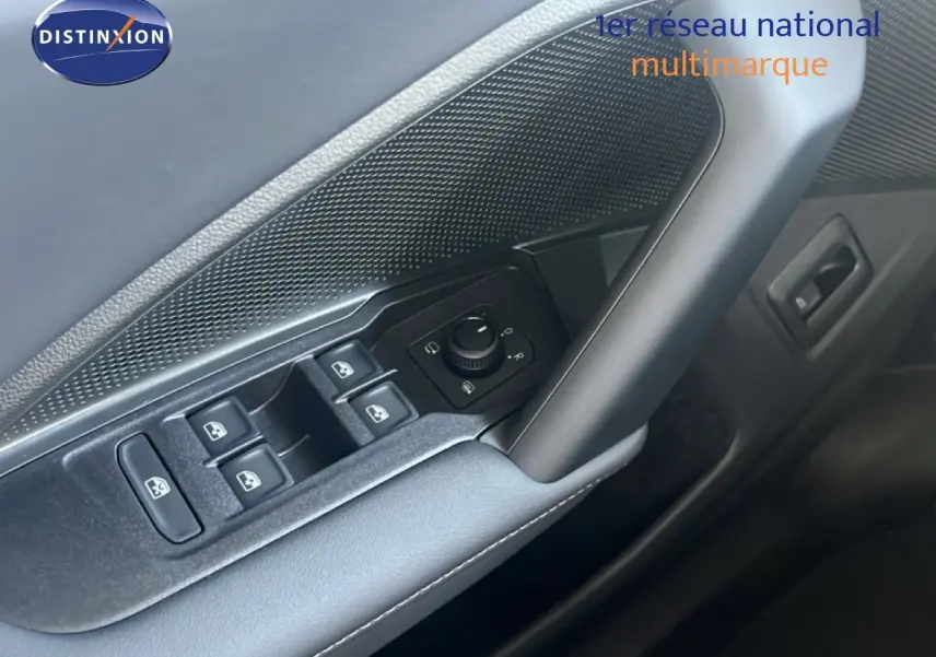 Gros plan sur les commandes des vitres et rétroviseurs côté gauche intérieur noir du Volkswagen Tiguan 2026.