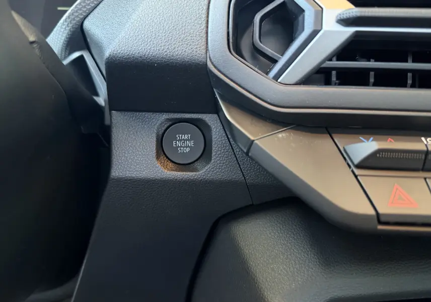 Gros plan intérieur sur le bouton Start Engine Stop du tableau de bord noir du Dacia Duster Hybrid 155 Journey 2026.