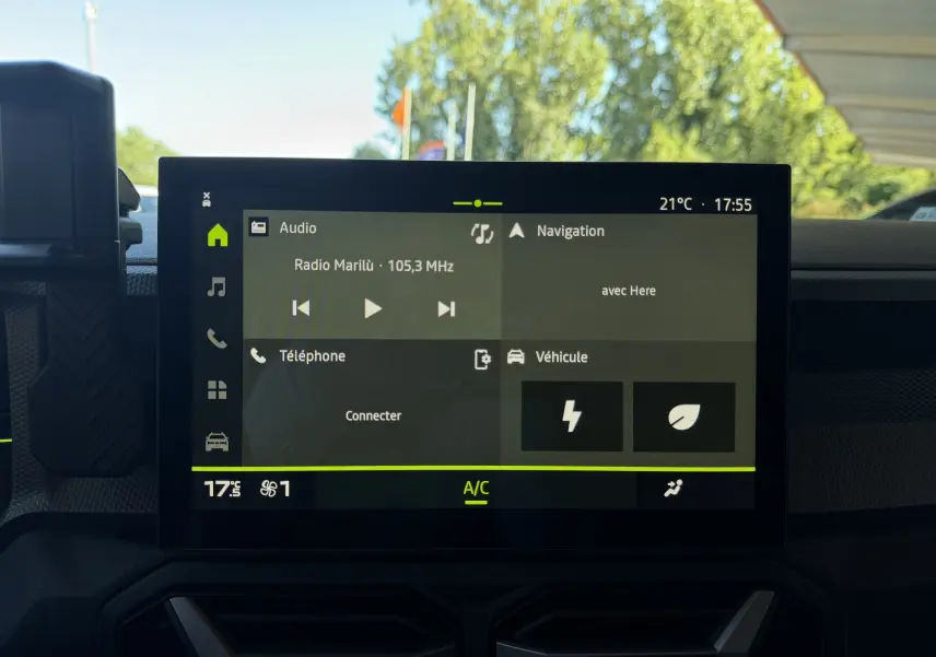 Écran tactile central du tableau de bord du Dacia Duster Hybrid 155 Journey affichant audio et navigation.