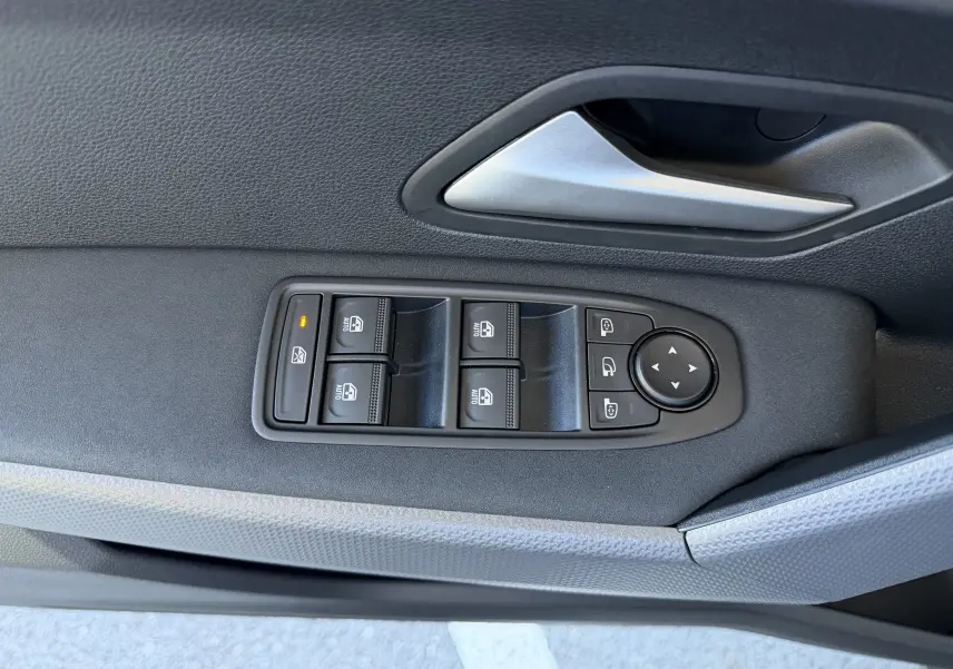 Commande des vitres et réglage des rétroviseurs sur la porte intérieure côté conducteur d'un Dacia Duster noir.