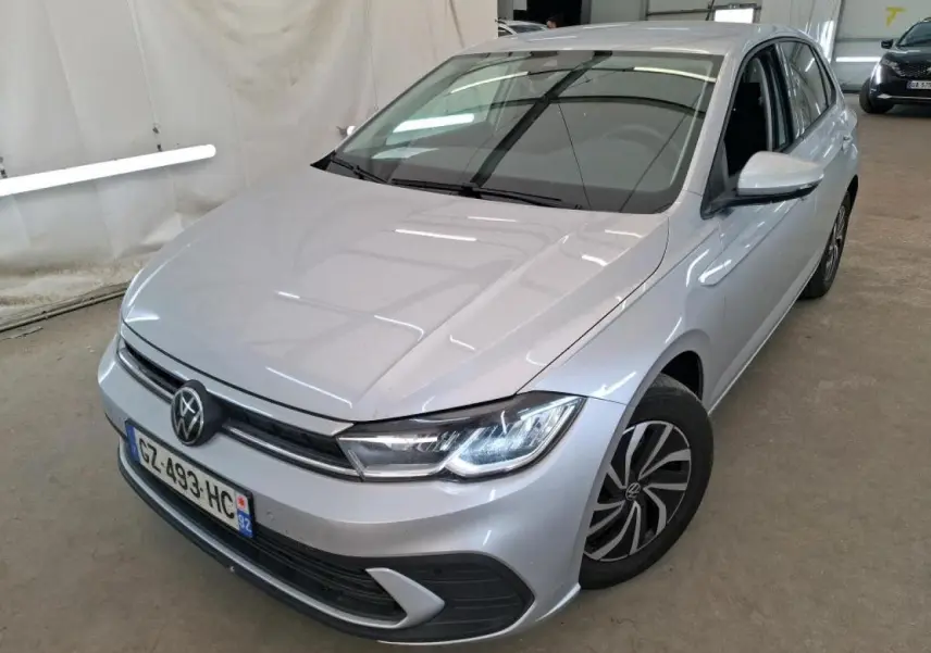 Volkswagen Polo gris clair vue 3/4 avant droit, avec phares LED et jantes alliage distinctives.