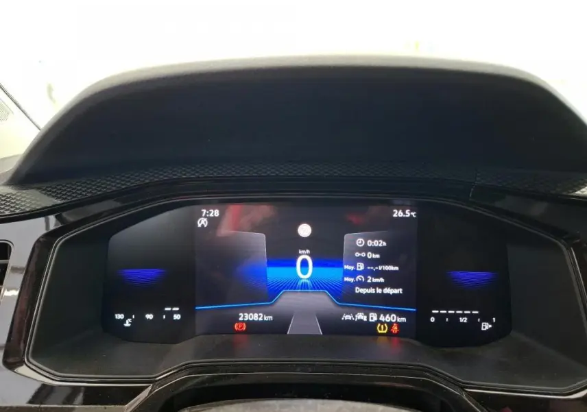 Tableau de bord numérique 8 pouces de Volkswagen Polo 2024 affichant la vitesse à 0 km/h et informations de conduite.