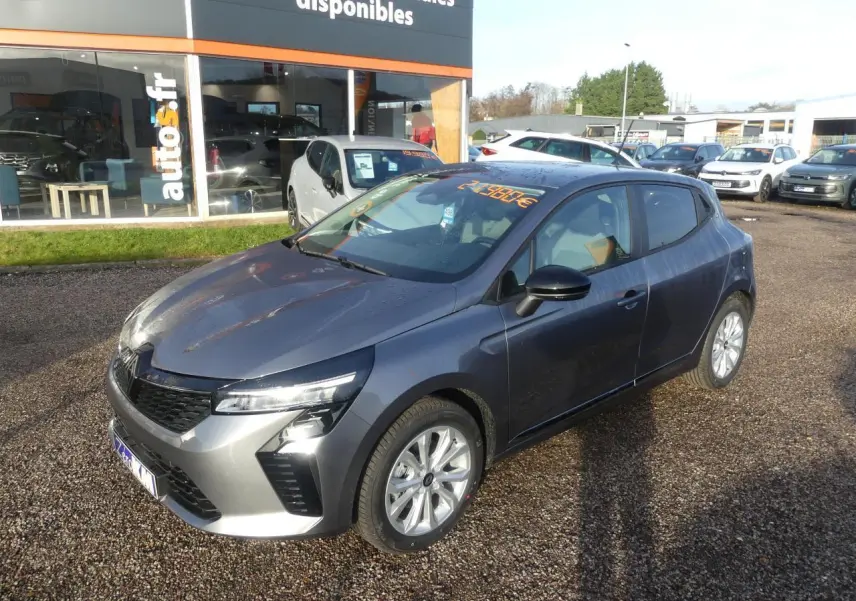Renault Clio 1.5 Blue dCi 2025 gris schiste vue 3/4 avant droit avec jantes alliage et feux LED.