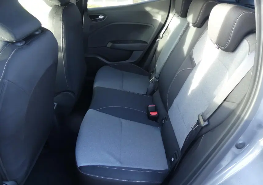 Vue côté droit de la banquette arrière gris clair et noir de la Renault Clio 1.5 Blue dCi 2025 en Gris Schiste.