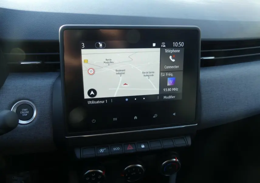 Vue rapprochée de l'écran tactile 7 pouces du système multimédia Easy Link dans l'habitacle gris d'une Renault Clio 2025.