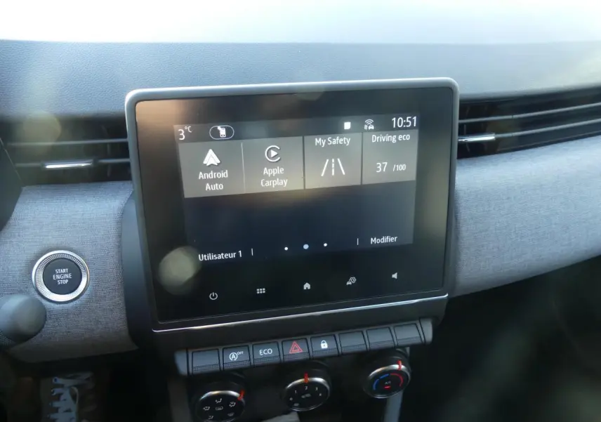 Vue rapprochée de l’écran tactile 7 pouces du système multimédia Easy Link dans une Renault Clio gris schiste, tableau de bord gris.