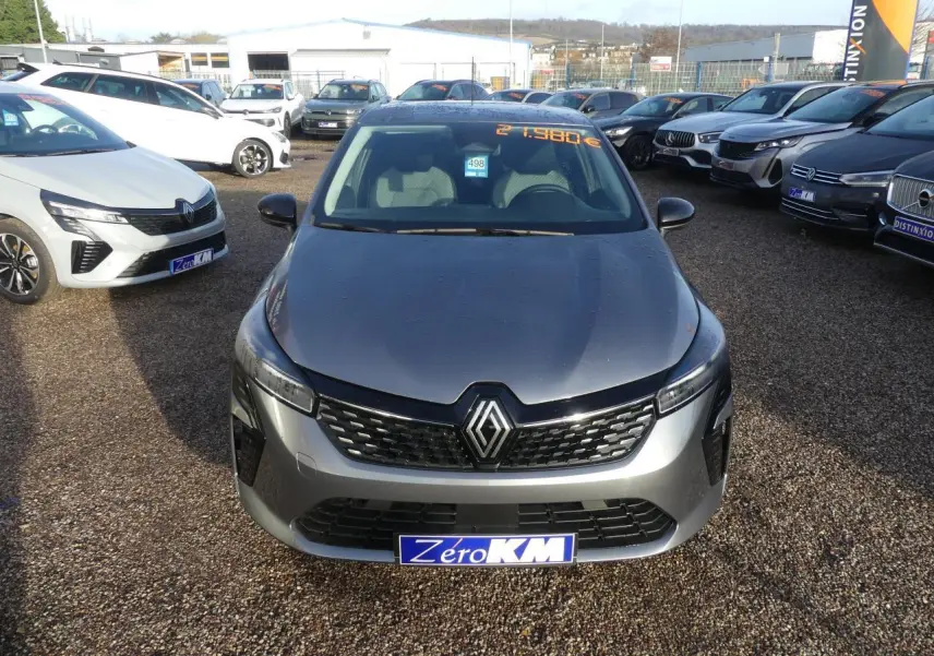 Vue avant d'une Renault Clio 1.5 Blue dCi gris schiste avec calandre noire et logo chromé sur un parking.