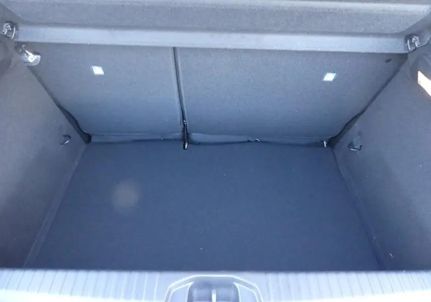 Coffre vide vu de dessus de la Renault Clio 1.5 Blue dCi gris schiste, intérieur tissu noir.