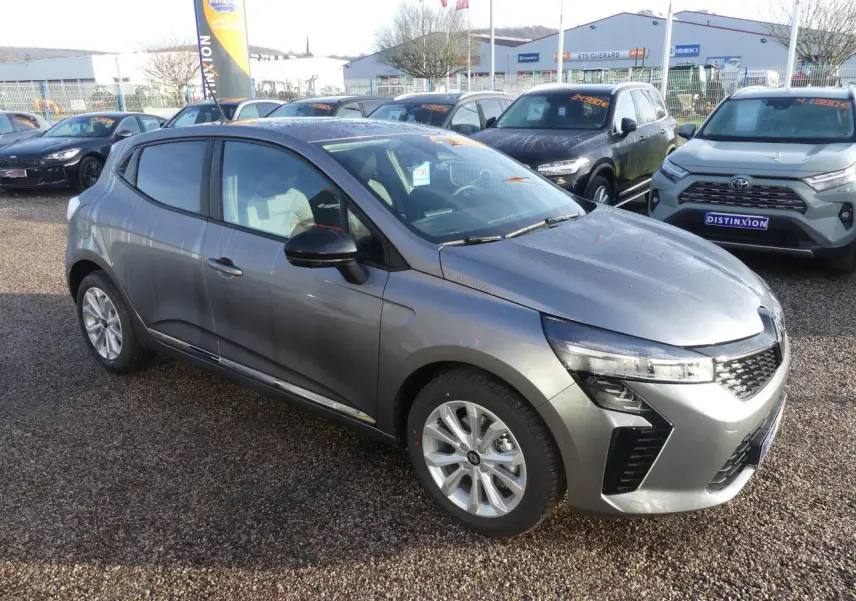 Renault Clio 1.5 Blue dCi gris schiste vue 3/4 avant droit, avec jantes argentées et calandre chromée.