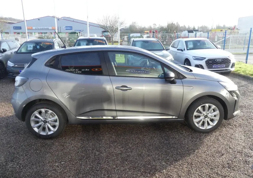 Profil côté gauche d'une Renault Clio 1.5 Blue dCi gris schiste avec jantes alliage et poignées couleur carrosserie.