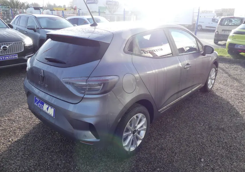 Vue 3/4 arrière droite d'une Renault Clio gris schiste avec feux arrière LED et jantes alliage.