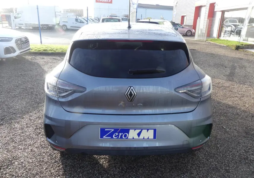 Vue arrière d'une Renault Clio 1.5 Blue dCi gris schiste avec feux arrière LED et logo chromé Renault.