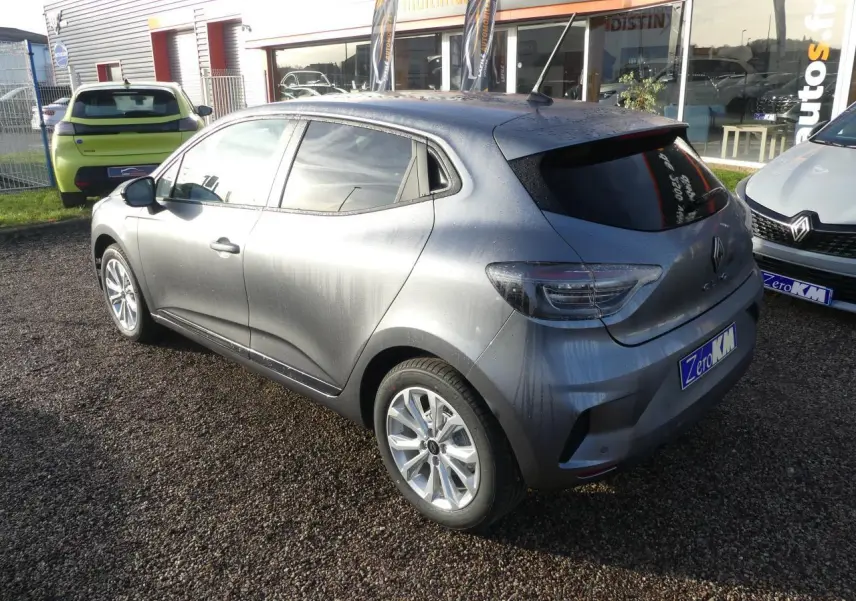 Vue 3/4 arrière droite d'une Renault Clio 1.5 Blue dCi gris schiste avec feux arrière LED et jantes alliage.