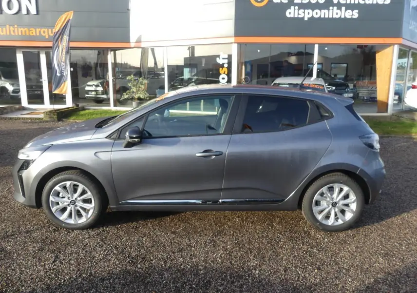 Profil côté gauche d'une Renault Clio gris schiste 2025 avec jantes alliage et vitres teintées.