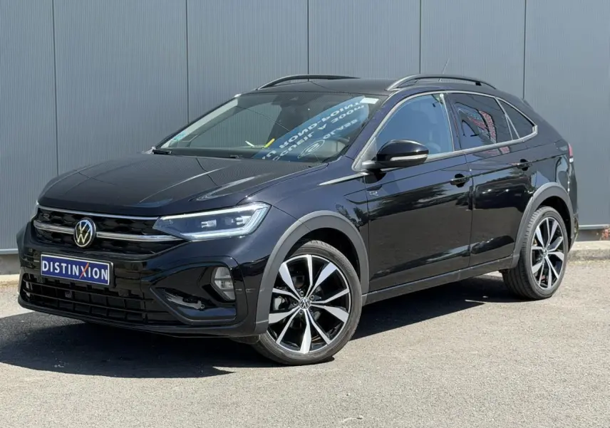 Volkswagen Taigo TSI 116 DSG R-Line noir, vue 3/4 avant avec jantes alliage 18 pouces Misano et phares Matrix LED.