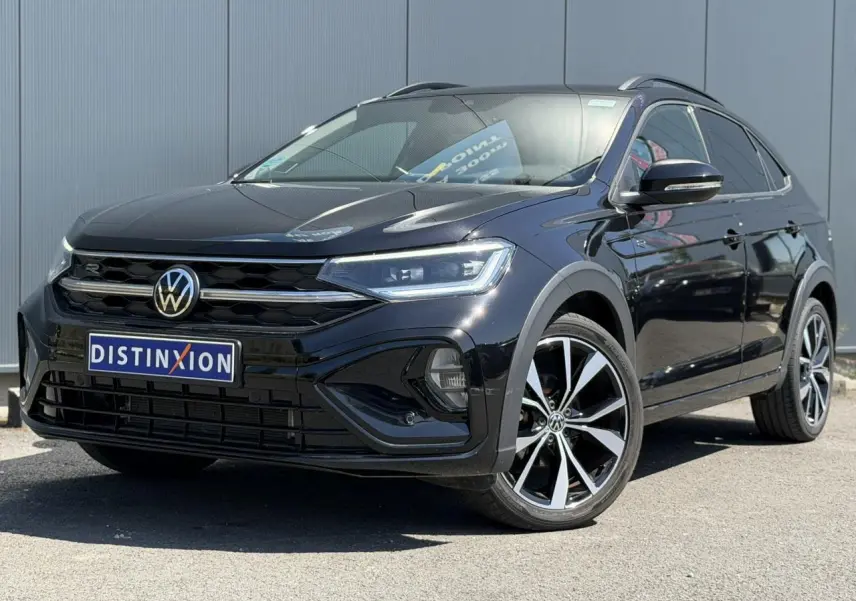 Volkswagen Taigo TSI 116 DSG R-Line noir, vue 3/4 avant avec jantes alliage 18 pouces et feux Matrix LED.
