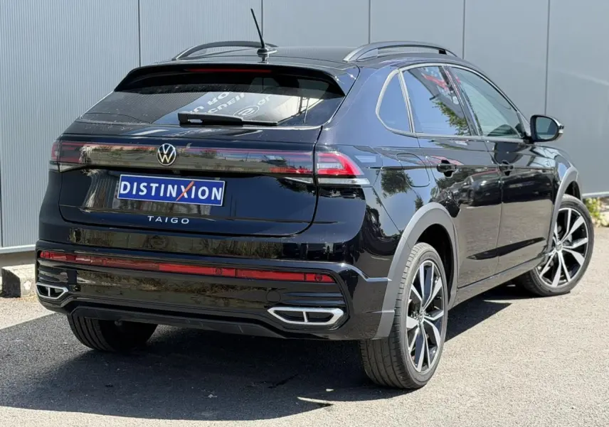 Volkswagen Taigo noir en 3/4 arrière droit, avec jantes alliage 18" Misano et feux arrière Matrix LED.