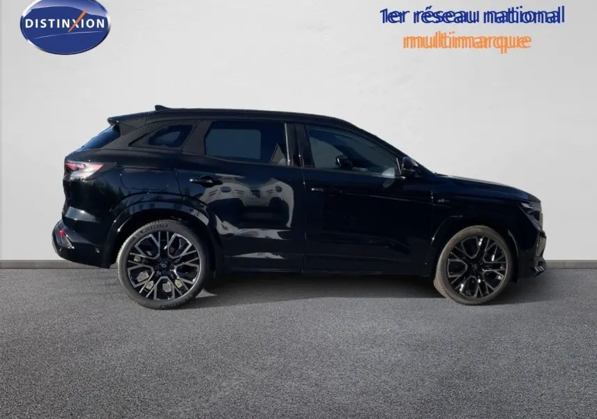 Profil droit du Renault Austral E-Tech Full Hybrid 200 Esprit Alpine noir étoile métal avec jantes alliage noires.