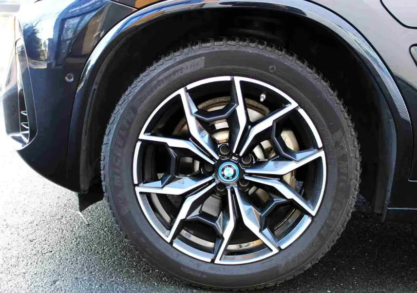 Gros plan sur la roue avant droite du BMW X3 xDrive bleu métal 2023, mettant en valeur la jante alliage au design sportif.