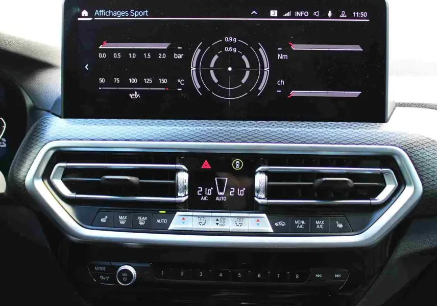 Vue rapprochée du tableau de bord du BMW X3 xDrive 30e 2023, écran digital affichant les données sportives.