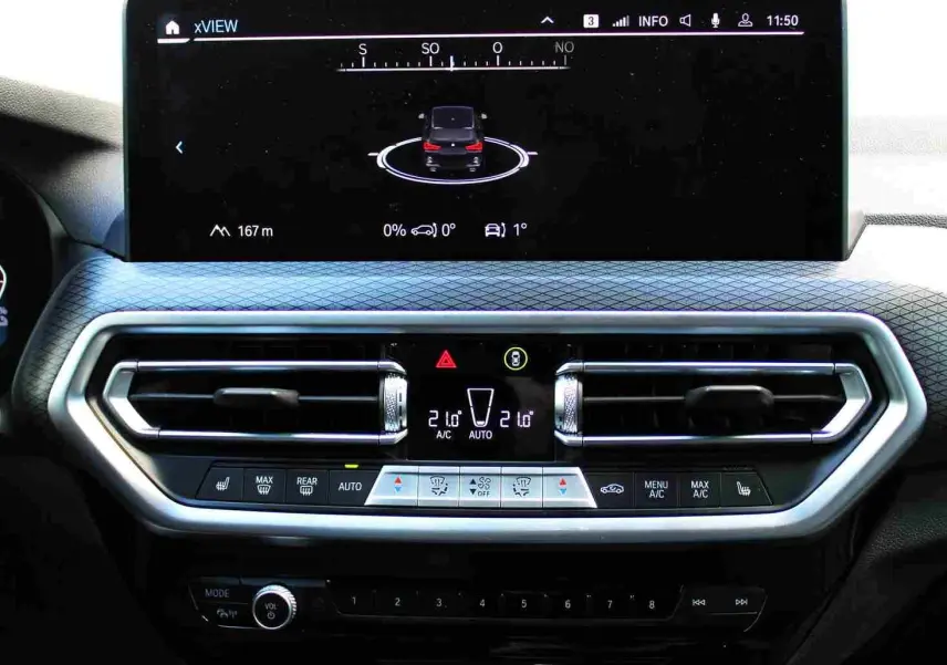 Tableau de bord du BMW X3 xDrive 30e 2023 avec écran tactile affichant la vue 360° et commandes climatisation digitales.