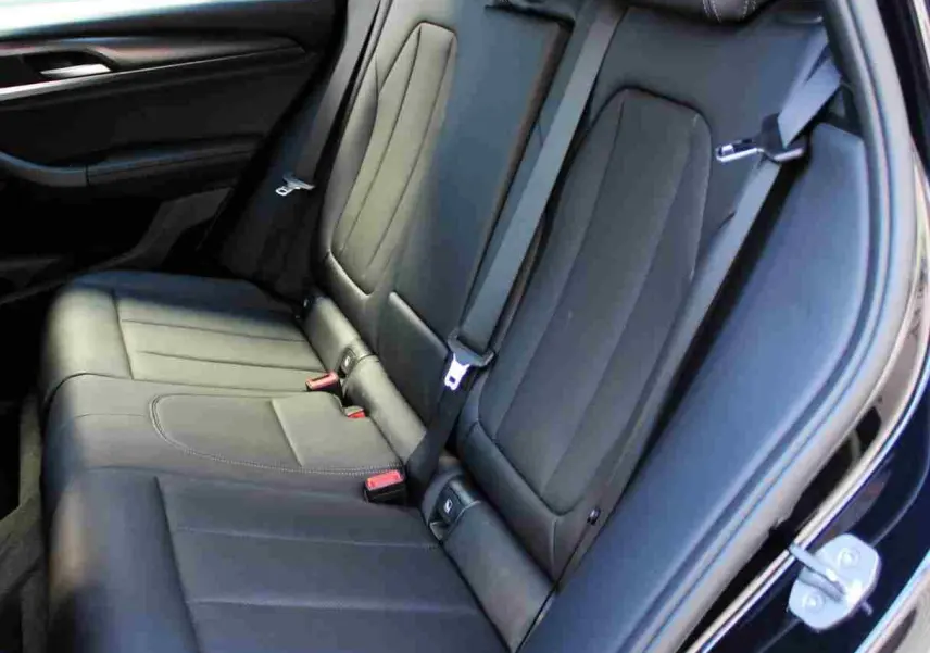 Vue côté droit des sièges arrière en cuir noir du BMW X3 xDrive 30e 2023, finition M Sport hybride rechargeable.